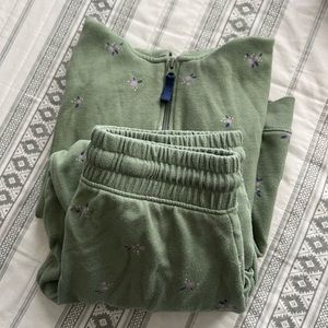 Cat&Jack sweat suit sweatshirt is zipup